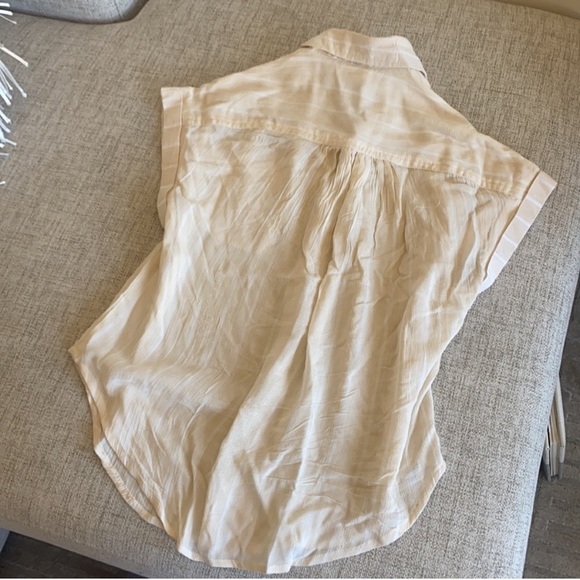 🪞 light chambray short sleeve button up blouse - Picture 5 of 8